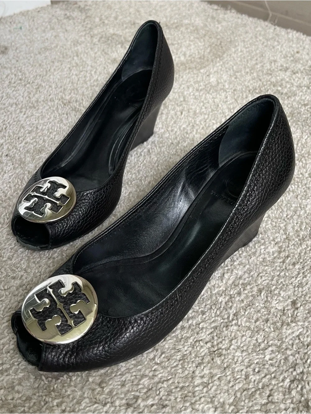 Tory Burch Wedge Women’s 8 Leather Pebble Sally Medallion Logo Heel Work